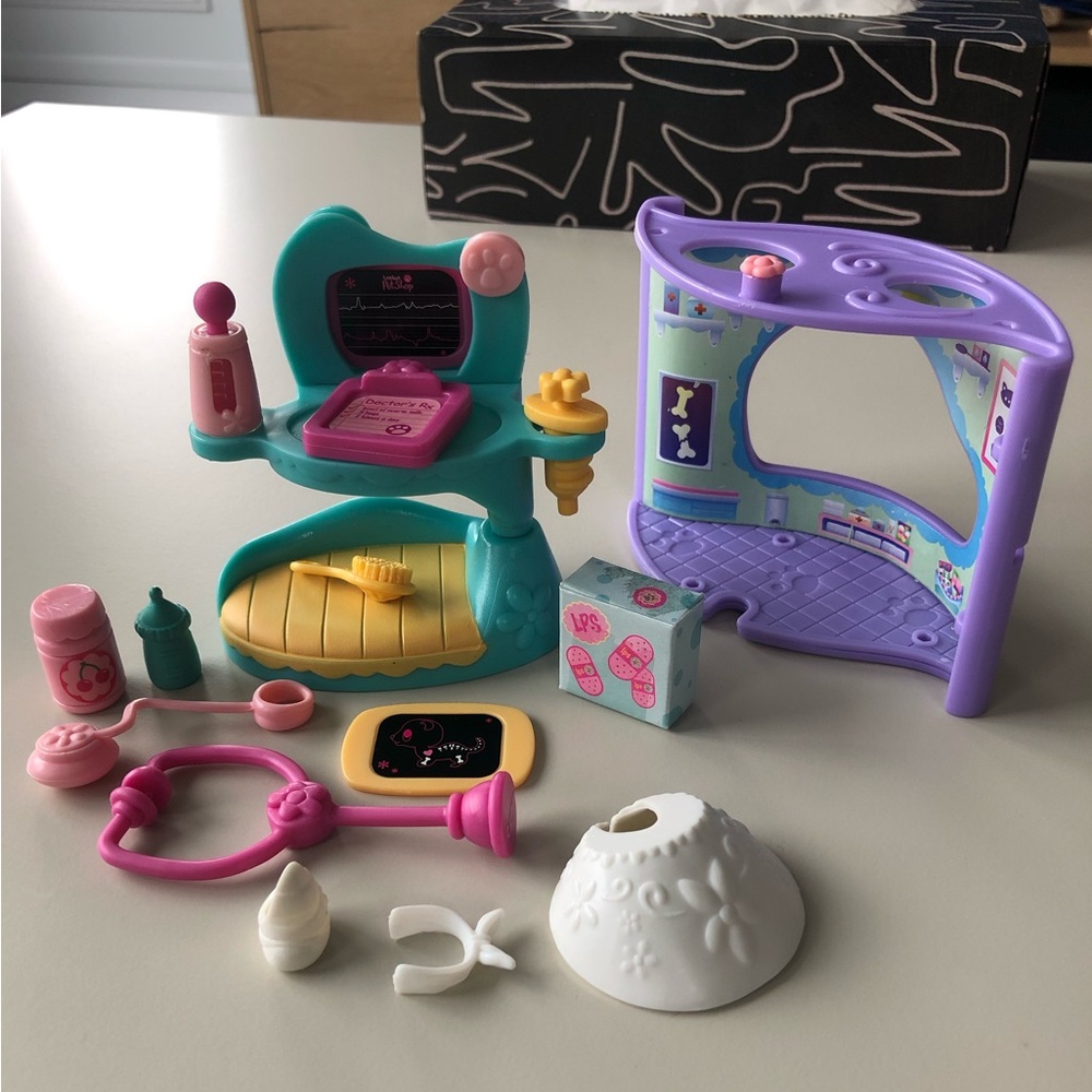 Littlest Pet Shop Cozy Care Center (2006) accessories set
